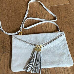 Petit sac en cuir gris pâle/taupe avec bandoulière et dragonne